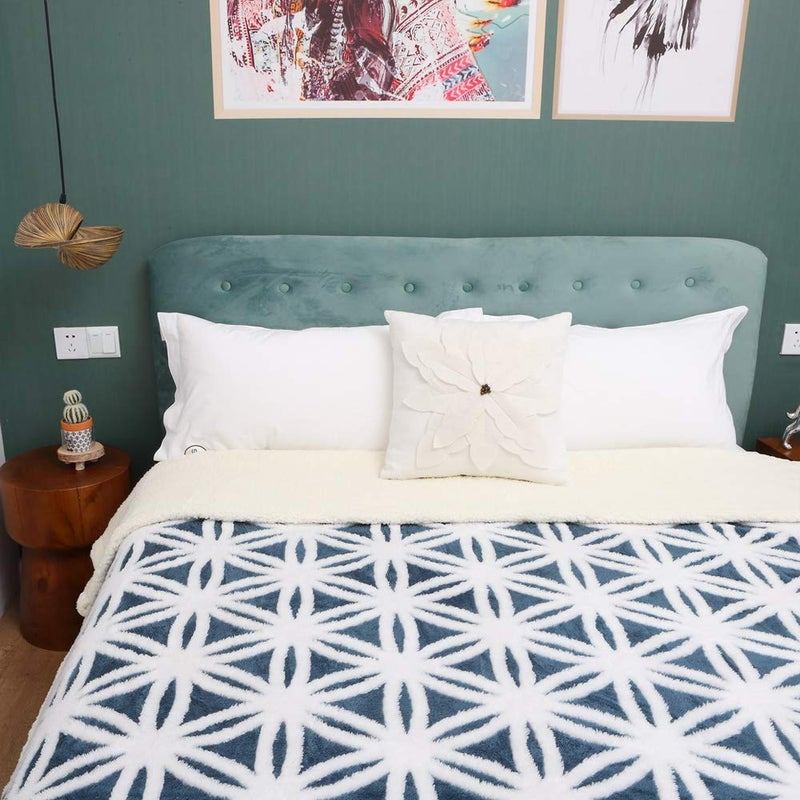 LOMAO بطانية لومياء شيربا من الفليس، بطانية ناعمة ومريحة، بطانية مزدوجة الجوانب للكنبة أو السرير (كحلي، 60''x80'') - Image 3